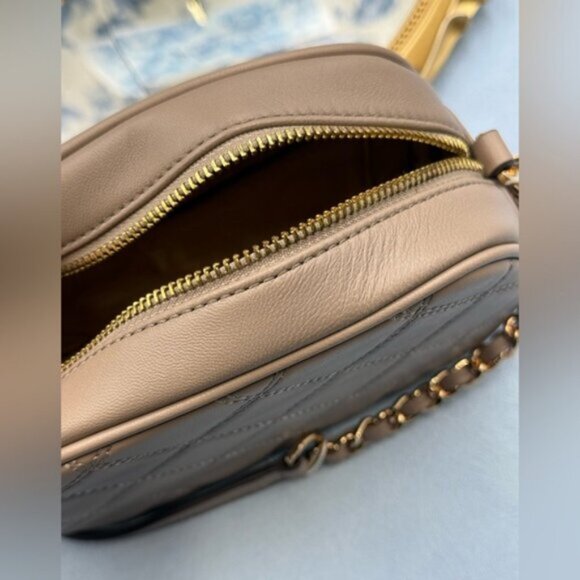 🆕 TORY BURCH 🧿 NWT Savannah Chain Link Camera Bag, French Gray AUTHENTICATED - Picture 9 of 12